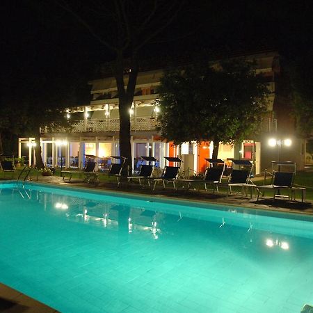 Hotel Hermitage Marina di Massa Bagian luar foto
