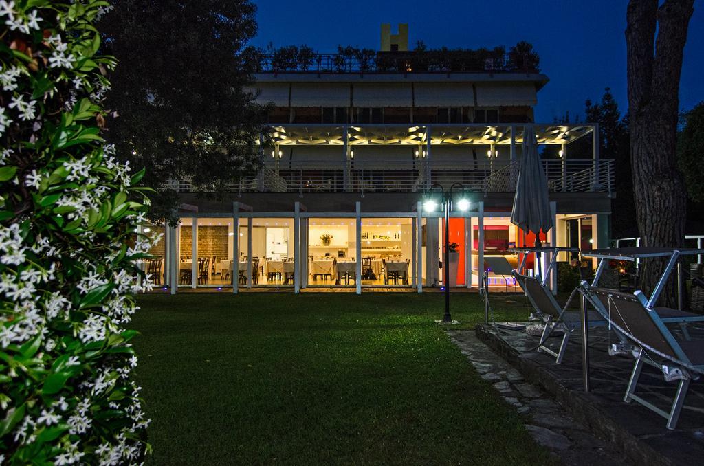 Hotel Hermitage Marina di Massa Bagian luar foto