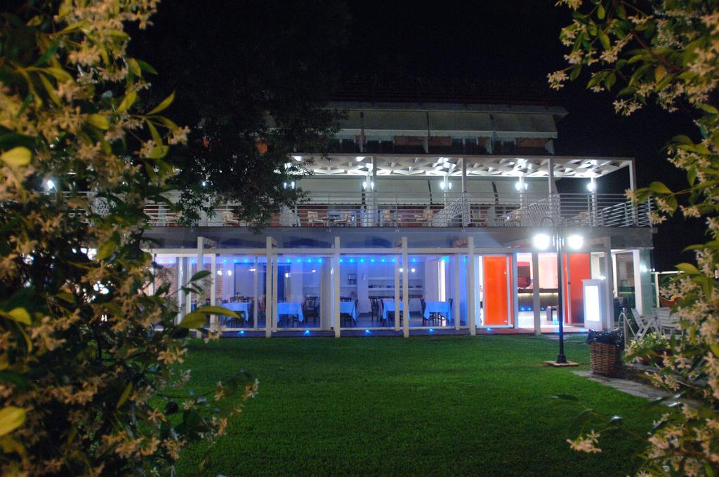 Hotel Hermitage Marina di Massa Bagian luar foto