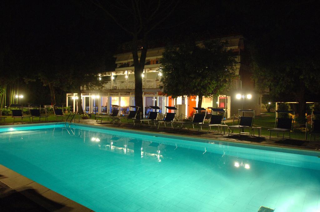 Hotel Hermitage Marina di Massa Bagian luar foto