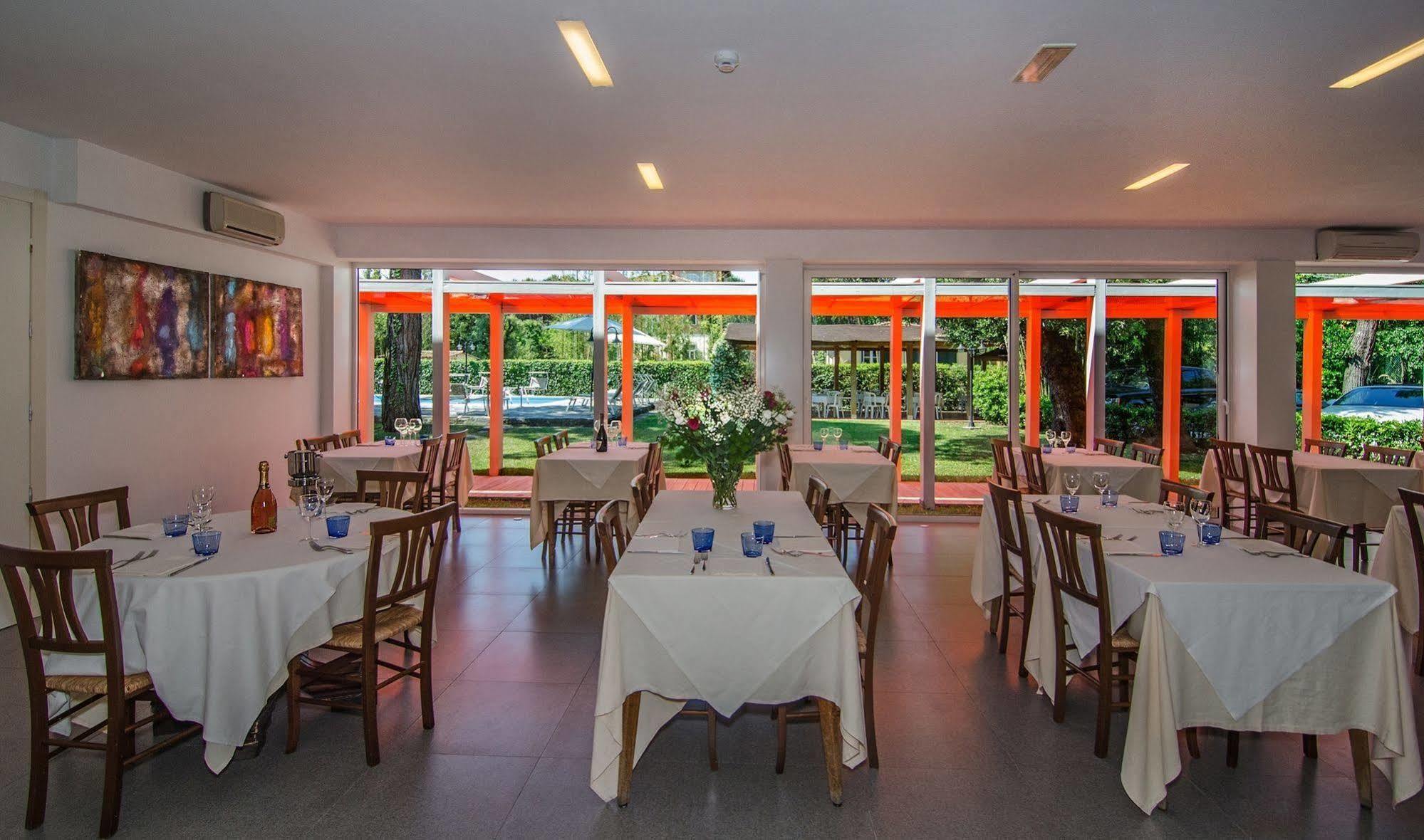 Hotel Hermitage Marina di Massa Bagian luar foto