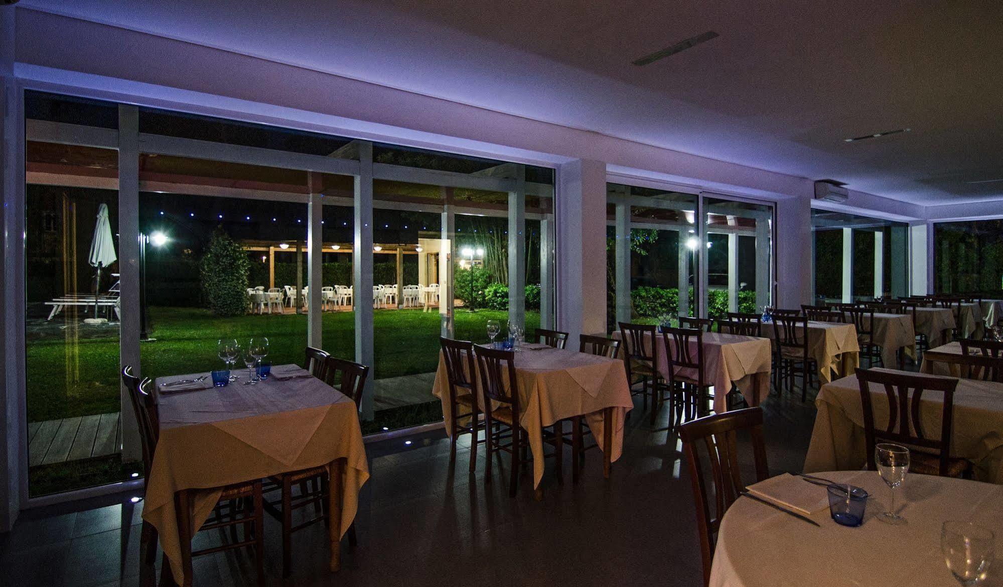 Hotel Hermitage Marina di Massa Bagian luar foto