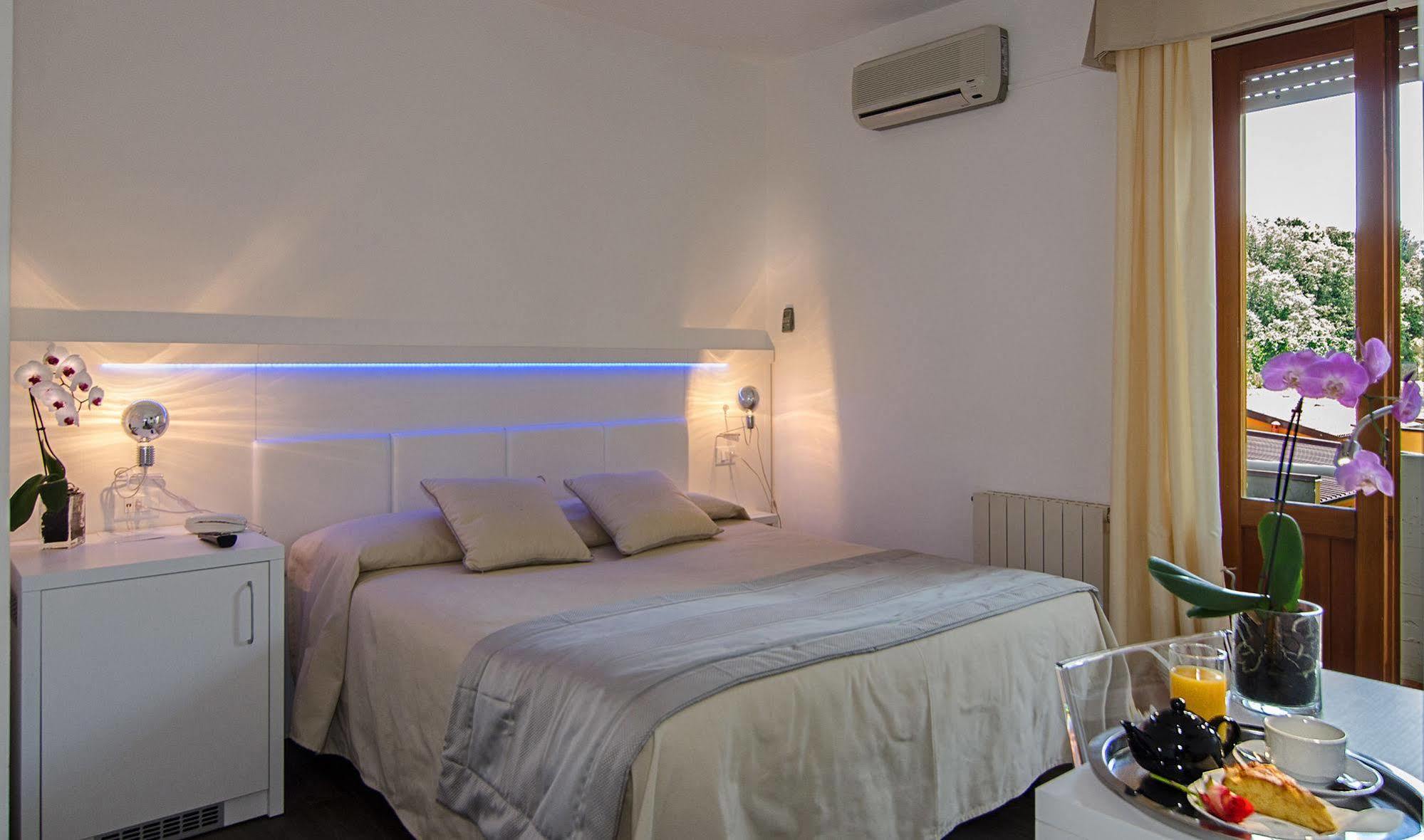Hotel Hermitage Marina di Massa Bagian luar foto