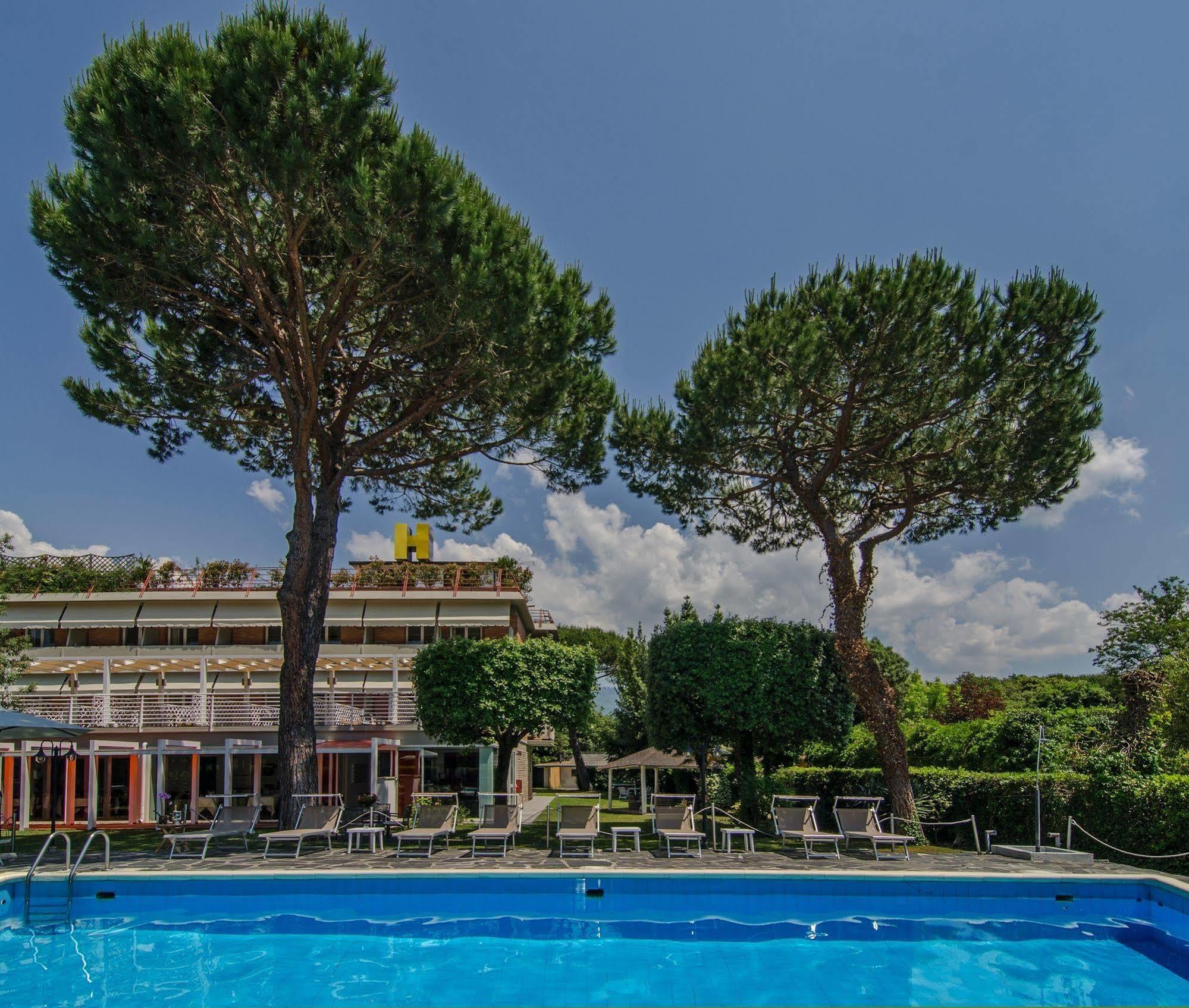 Hotel Hermitage Marina di Massa Bagian luar foto