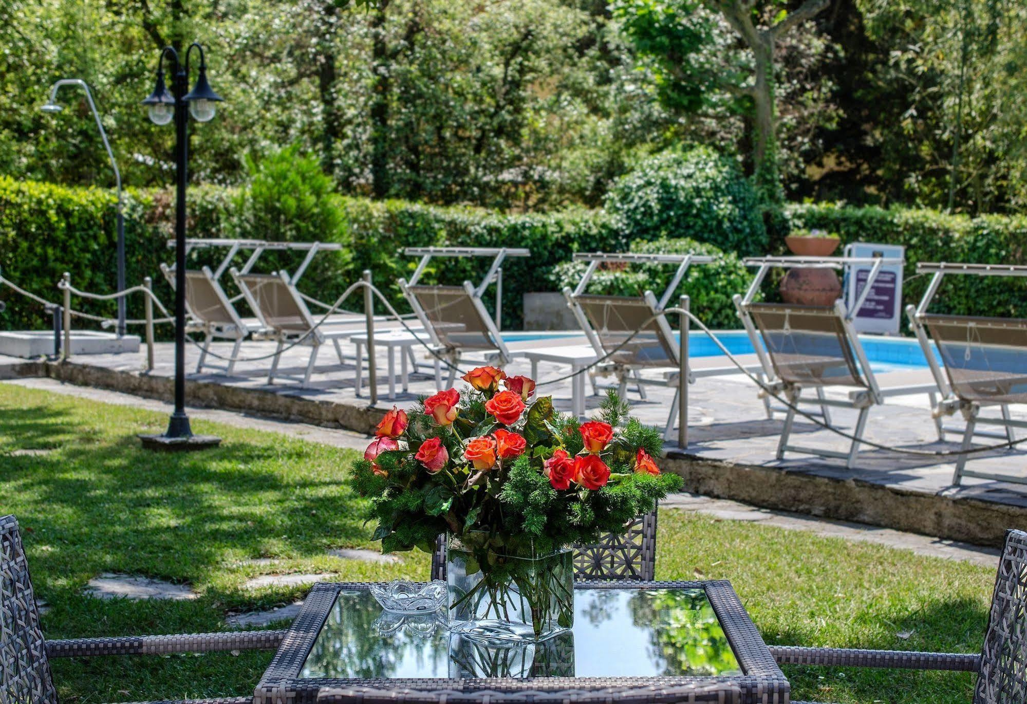 Hotel Hermitage Marina di Massa Bagian luar foto