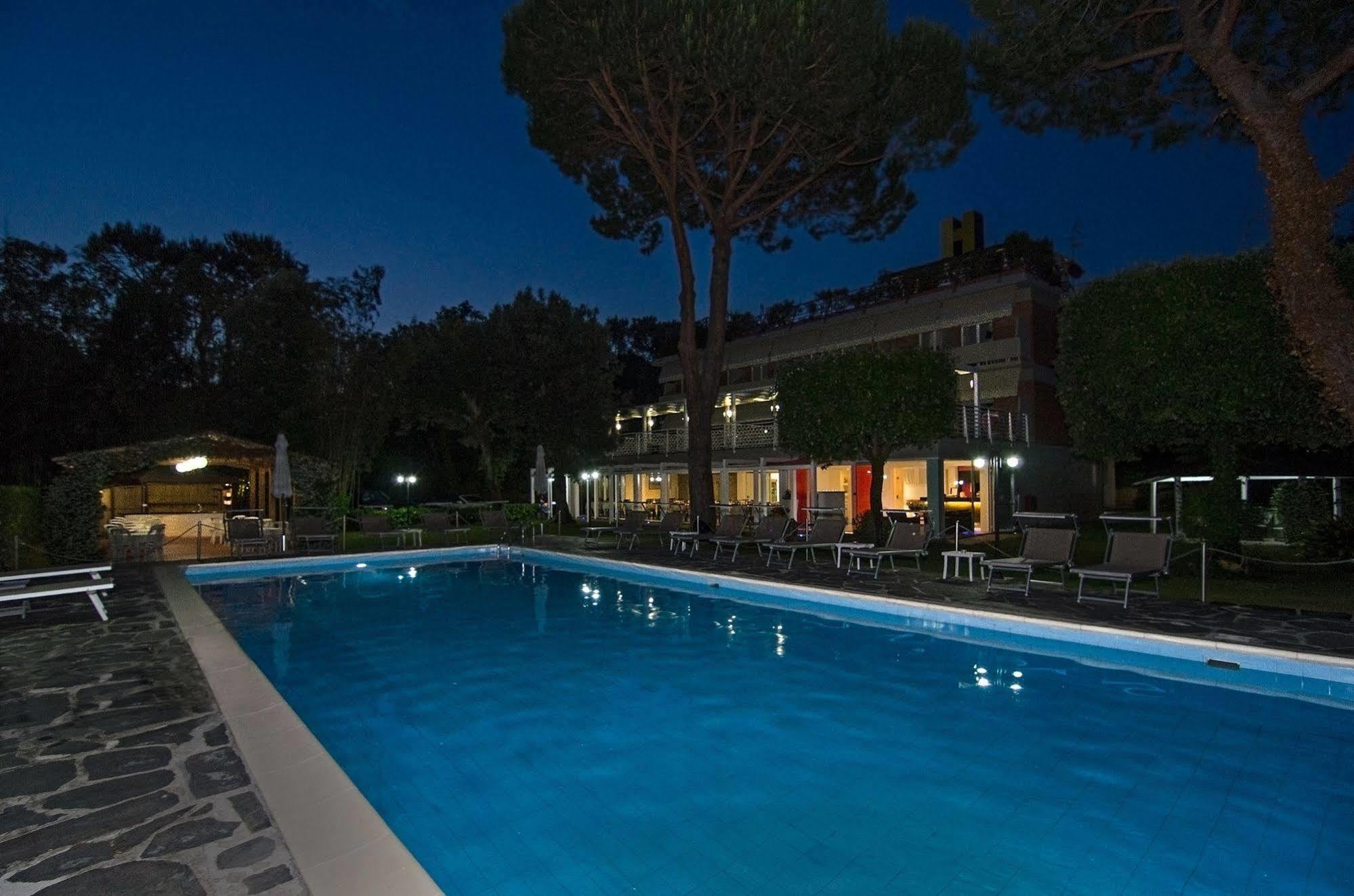 Hotel Hermitage Marina di Massa Bagian luar foto