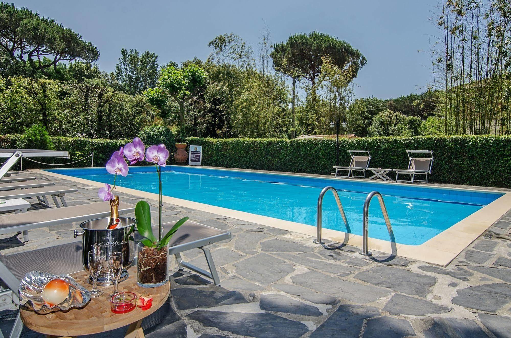 Hotel Hermitage Marina di Massa Bagian luar foto