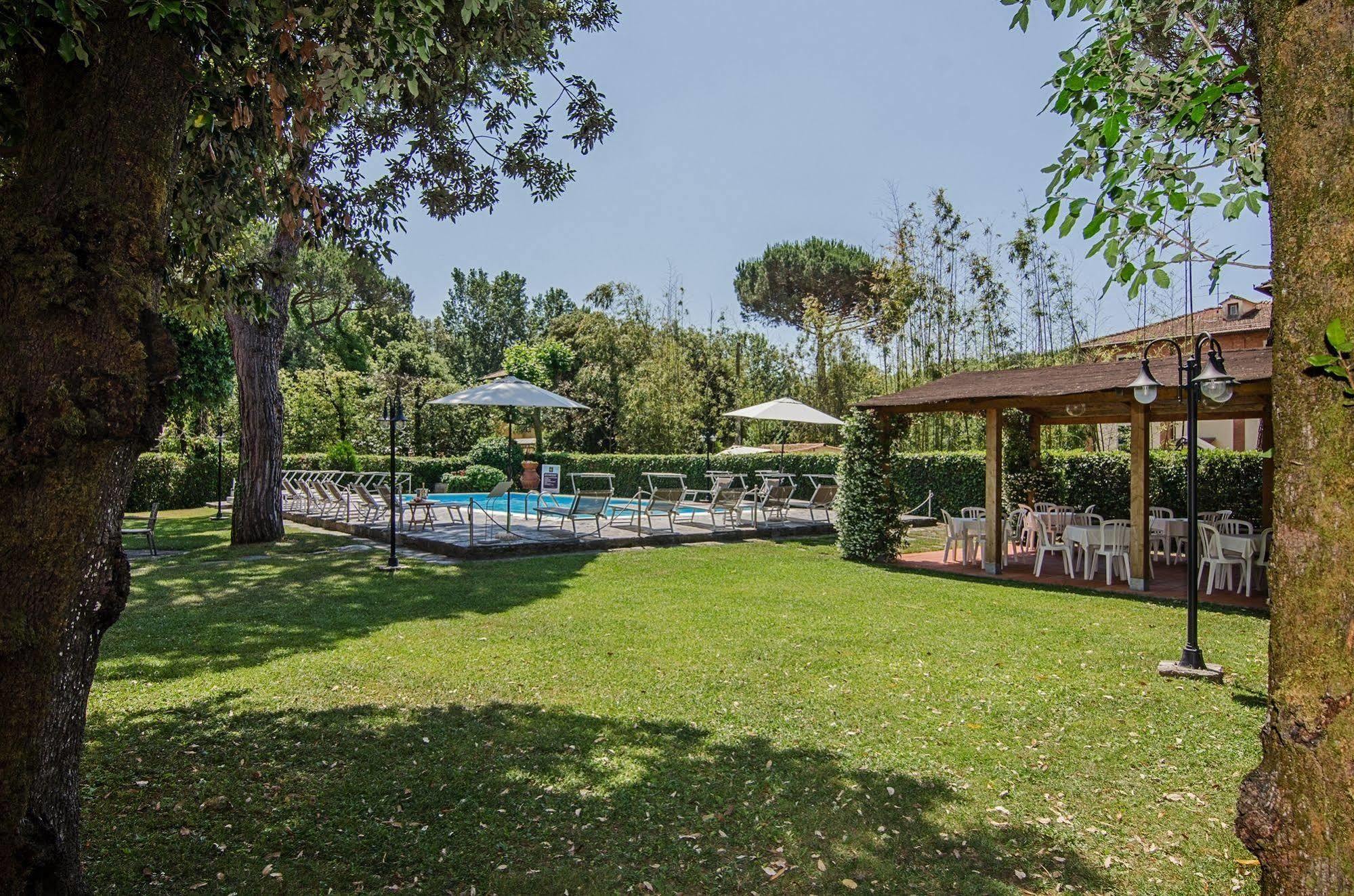 Hotel Hermitage Marina di Massa Bagian luar foto
