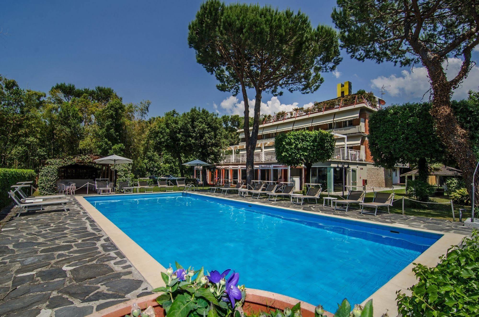 Hotel Hermitage Marina di Massa Bagian luar foto
