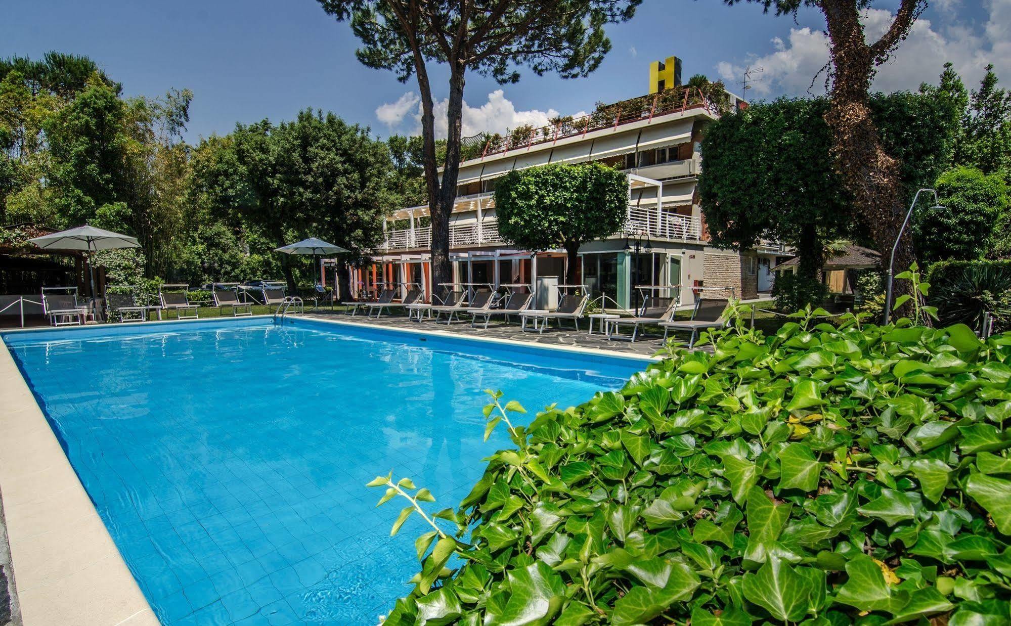 Hotel Hermitage Marina di Massa Bagian luar foto