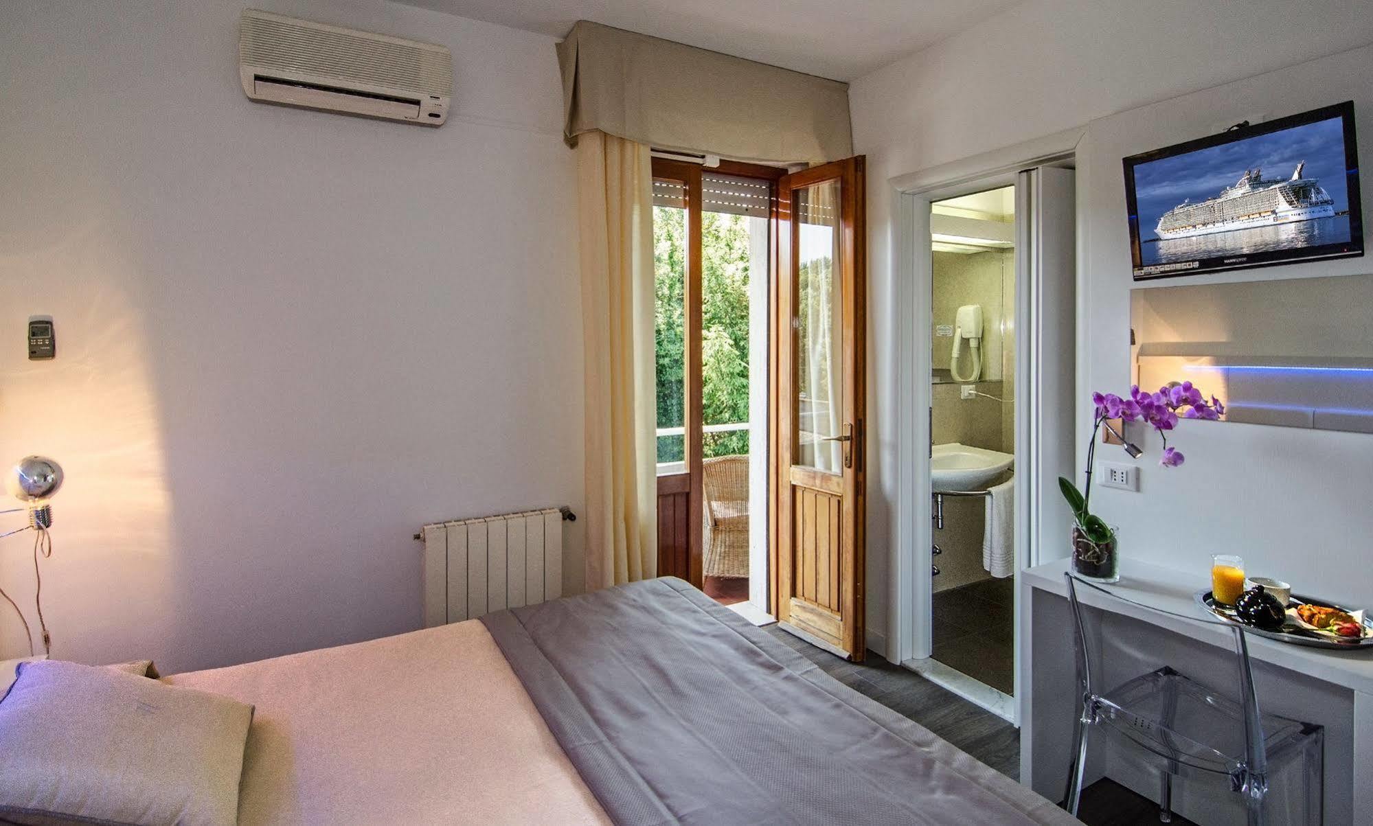 Hotel Hermitage Marina di Massa Bagian luar foto